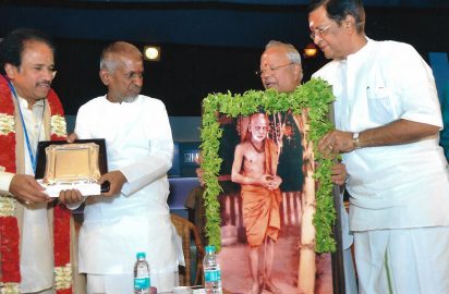 Yagnaraman July Fest-06.07.2014-Isaignani Ilaiyaraaja conferring the title “ Yagnaraman Living Legend Award” on Dr.L.Subramaniam.Dr.Nalli Kuppuswami Chetti & Y.Prabhu are in the picture.