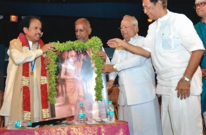 Yagnaraman July Fest-06.07.2014-Isaignani Ilaiyaraaja presenting a momento to Dr.L.Subramaniam, Dr.Nalli Kuppuswami Chetti & Y.Prabhu are in the picture.