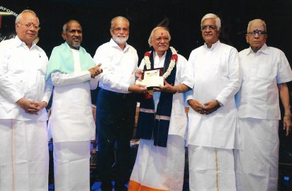 YJF -2017- Dr.K.Radhakrishnan presenting Yagnaraman Living Legend award to Dr.T.V.Gopalakrishnan, Dr.Nalli, Ilaiyaraja, Y.Prabhu and R.Venkateswaaran are in the picture