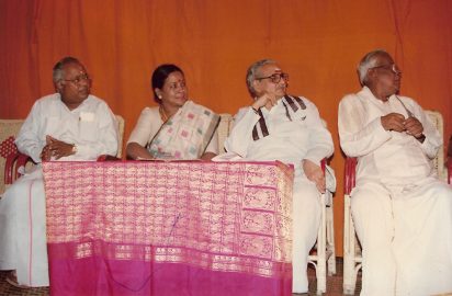 Karnataka Chief Justice Sri K.S.Bakthavatsalam conferring the title “ Nataka Choodamani’ on Smt.Manorama.Dr.Nalli Kuppuswami Chetti, Sri R.Yagnaraman are in the picture. (05.04.1996)