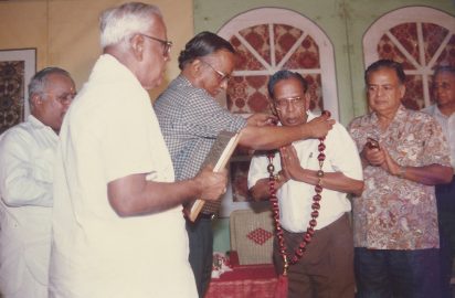 Sri B.R.Kumar, Director All India Radio , conferring the title “Nadika Choodamani’ on Sri C.K.Nagesh .Dr.Nalli Kuppuswami Chetti , Sri R.Yagnaraman & Sri Gemini Ganesan look on.(05.04.97)