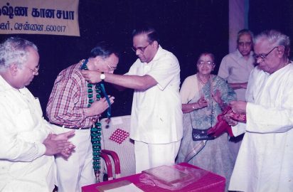 Sri M.Saravanan conferring the title “ Nataka Choodamani” on Sri A.R.Srinivasan .Dr.Nalli Kuppuswami Chetti, Mrs.Y.G.P , Sri R.Yagnaraman & R.Venkateswaran look on.(08.04.1998)