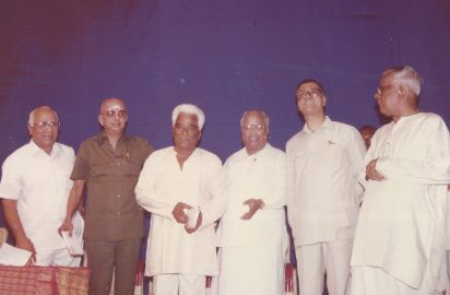 Sri Poornam Viswanathan, Sri Cho Ramaswami, Sri V.Gopalakrishnan , Dr.Nalli Kuppuswami Chetti , Sri M.Gopalakrishnan, Chairman , Indian Bank , Sri R.Yagnaraman during the Inaugural function of 4th Chithirai Nataka Vizha (08.04.1995), wherein Sri V.Gopalakrishnan was conferred with “Nadika Choodamani’ Award.