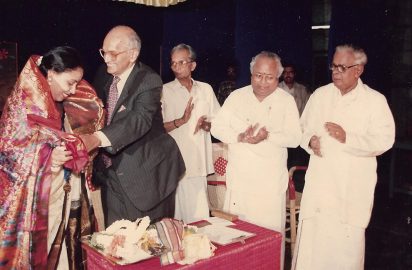 Sri C.V.Narasimhan , Former Undersecretary General , United Nations conferring the title “ Sangeetha Choodamani” on Smt.Sudha Raghunathan. Sri R.Ramachandran, Secretary Hamsadwani, Dr.Nalli Kuppuswami Chetti and Sri R.yagnaraman look on ( 08.08.1997)