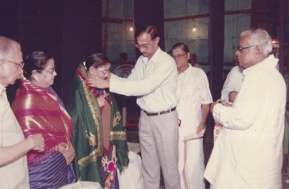 Sri R.Seshasayee , Deputy Managing Director, Ashok Leyland Ltd., honouring Sikkil Sisters Sikkil Kunjumani and Sikkil Neela during the Inaugural function of 39th Gokulashtami Sangeetha utsavam , wherein “Sangeetha Choodamni” award was conferred on Sikkil Sisters (06.08.1994)