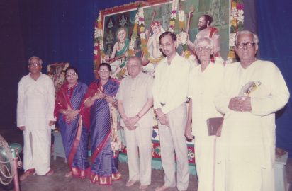 Sri R.Venkateswaran, Sikkil sisters Kunjumani and Neela , Sri R.Seshasayee , Sri K.S.Mahadevan, art Critic, Sri R.Yagnaraman during the inaugural function of 39th Gokulashtami Sangeetha Utsavam. (06.08.1994)