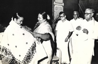 Dr.M.L.Vasanthakumari presenting the ‘Sangeetha Choodamani “ award on Smt.R.Vedavalli. (03.08.1985).Sri R.Yagnaraman and Sri R.Venkateswaran look on.