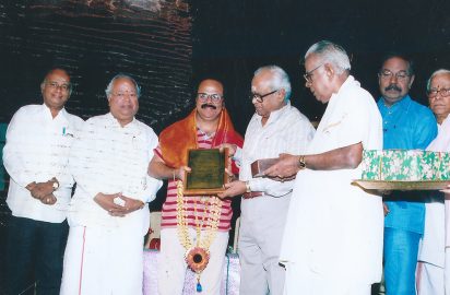 Director Sri K.Balachander conferring the title “ Nataka Choodamani” on Sri Crazy Mohan during the Inaugural function of 13th Chithirai Nataka Vizha (08.04.2005). Sri Radhu, Dr.Nalli Kuppuswami Chetti, Sri R.Yagnaraman, Sri R.Venkateswaran look on