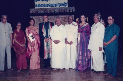 Dr.Karan Singh (Former SADR-1-RIYASAT of Kashmir) presenting the “Nritya Choodamani “ award to Smt.Meenakshi Chitharanjan .Sri B.V.S.S.Mani, Smt.Kalanidhi Narayanan, Dr.Nalli Kuppuswami Chetti, Sri R.Yagnaraman, Smt.Anita Ratnam, Sri R.Venkateswaran are in the picture (15.12.1999)
