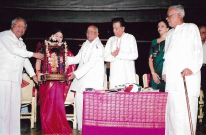 Arutchelvar Dr.N.Mahalingam, Chairman ,Sakthi Group presenting the award “Nritya Choodamani” to Dr.Srinidhi Chidambaram.Sri S.Sathyamurthy, Joint Secretary, Ministry of HRD, Dept. of Culture , Govt. of India , Smt.Anita Ratnam, Dr.Nalli Kuppuswami Chetti , Sri R.Yagnaraman are in the picture (13.12.2000)