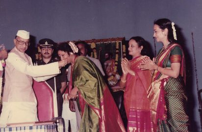 His Excellency Bhishma Narain Singh conferring the title ‘Nritya Choodamani’ on Lakshmi Knight during December Art Festival. Lakshmi Viswanathan and Sudharani Raghupathy Look on. (January 1992)