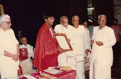 Sri Mysore V.Doraiswamy Iyengar presenting the award “ Sangeetha Choodamani” to Chitraveena Maestro Sri N.Ravikiran. Sri S.V.Narasimhan, Managing Director, HAUR Trading , Sri R.Yagnaraman and Sri R.Venkateswaran look on ( 05.08.1995)