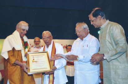 Vidhwan Sri R.K.Srikantan conferring the title “Yagnaraman Life Time Achievement Award” on Dr.Umayalpuram K.Sivaraman during Yagnaraman July Fest ((08.07.2012).Dr.Nalli Kuppuswami Chetti and Sri Y.Prabhu look on