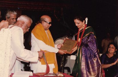 Hon’ble Chief Minister of Tamil Nadu Dr.Kalaignar Karunanidhi presenting the award “Nritya Choodamani” to Smt.Anita Ratnam.Sri R.Yagnaraman , Sri Tamilkudimagan and Smt.Chitra Visweswaran are in the picture (13.12.1996)