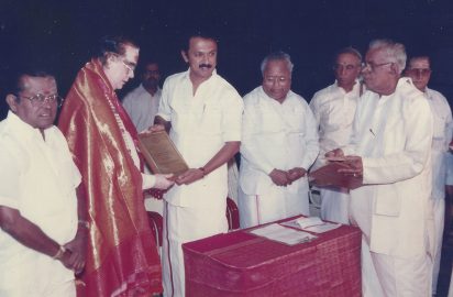 Chennai Mayor Sri M.K.Stalin conferring the title “ Sangeetha Choodamani” on Nadaswara Vidwans Sri M.P.N.Sethuraman & Sri M.P.N.Ponnuswami .Dr.Nalli Kuppuswami Chetti, Sri Lalgudi G.jayaraman, Sri Y.Yagnaraman look on. (15.01.99)