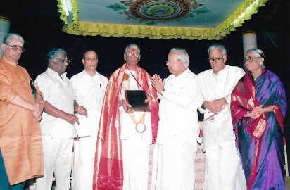 Sembanarkoil S.R.D.Vaidhyanathan Nadaswara Vidhwan receiving the ‘Sangeetha Choodamani ‘ award from Dr.Nalli Kupppuswami Chetti. Sri B.M Sundaram , Sri Natarajan , Door darshan Kendra, Sri V.V.Sundaram, Sri R.Yagnaraman and Smt.Vedavalli look on . (10.01.2006)