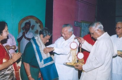 Dr.Nalli Kuppuswami Chetti honouring Sri R.S.Manohar during the conferment of title ‘Nataka Choodamani’ on Bombay Gnanam , Sri R.Yagnaraman & Sri R.Venkateswaran look on. ( 20.04.2003)