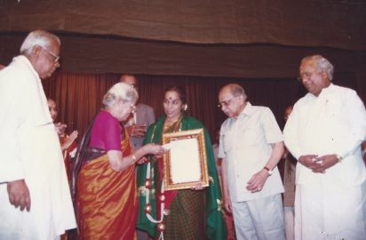Smt.Periya Saradha , Kalakshetra conferring the title “Nritya Choodamani” on Smt.Shantha Dhananjayan . Sri B.V.S.S.Mani, Sri R.Yagnaraman and Dr.Nalli Kuppuswami Chetti look on (1995)