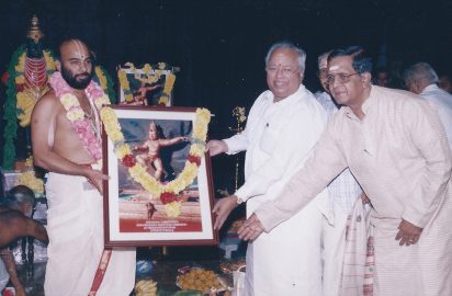 Dr.Nalli Kuppuswami Chetti and Sri Y.Prabhu honouring Brahmasri Vittaldas Jayakrishna Dikshithar Maharaj with a momento