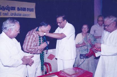 Sri M.Saravanan conferring the title “ Nataka Choodamani” on Sri A.R.Srinivasan .Dr.Nalli Kuppuswami Chetti, Mrs.Y.G.P , Sri R.Yagnaraman & R.Venkateswaran look on.(08.04.1998