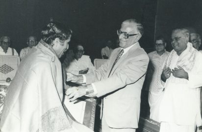His Excellency Shri S.L.Khurana (Governor of Tamil Nadu) presenting the “Sangeetha Choodamani” award to Shri Trichy Sankaran .Sri .Yagnaraman look on .(04.08.1984)- (Top Picture)