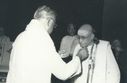On the same occasion Sri R.Yagnaraman honouring Shri Semmangudi Srinivasa Iyer (04.08.1994)