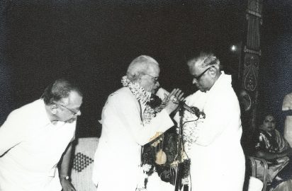 Sri R.Yagnaraman honouring Padmashri Dr.Prof.T.V.Ramanujam Ex-sheriff of Bombay & Founder President of Shanmukhananda Sabha , Bombay .Sri B.V.S.S.Mani look on. (03.08.1985)- Top Picture