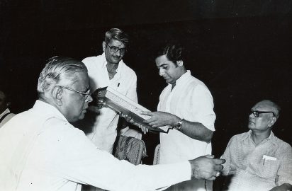 Sri T.T.Vasu, President , The Music Academy conferring the title “Sangeetha Choodamani “ on Vidwan Madurai Sri T.N.Seshagopalan.Sri R.Yagnaraman , Sri T.S.Parthasarathy and Lalgudi Sri G.Jayaraman are in the picture (06.08.1983)