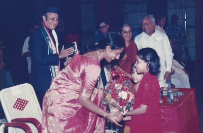 Smt.Meenakshi Chitharanjan receiving a bouquet . Dr.Karan Singh (Former SADR-1-RIYASAT of Kashmir) , Smt.Kalanidhi Narayanan and Dr.Nalli Kuppuswami Chetti look on. (15.12.1999)