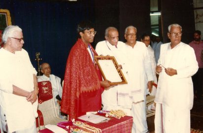 Sri Mysore V.Doraiswamy Iyengar presenting the award “ Sangeetha Choodamani” to Chitraveena Maestro Sri N.Ravikiran. Sri S.V.Narasimhan, Managing Director, HAUR Trading , Sri R.Yagnaraman and Sri R.Venkateswaran look on ( 05.08.1995)