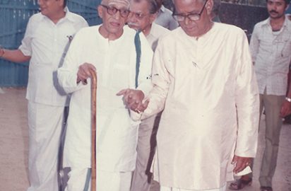 Sri R.Yagnaraman receiving Vidhwan Sri Semmangudi Srinivasa Iyer during 34th Gokulashtami Sangeetha Utsavam on 05.08.1989