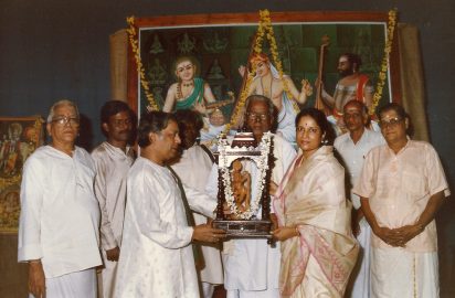 Pandit Birju Maharaj presenting a momento to Smt.Vani Jayaram .Sri R.Yagnaraman, Sri R.Venkateswaran look on (13.12.1995)