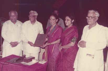 Shri R.Venkatraman , Former President of India presenting a momento to Ms.Leela Samson . Dr.Nalli Kuppuswami Chetti, Smt.Chithra Visweswaran and Sri R.Yagnaraman look on (December 2000 Natya Kala Conference)