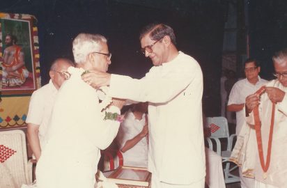 Sri Suresh Krishna honouring Vidwan Sri T.R.Subramaniam with “Sangeetha Choodamani” award on 05.08.1989
