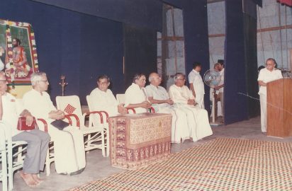 Sri B.V.S.S.Mani addressing the gathering during 34th Gokulashtami Sangeetha Utsavam, Sri T.R.Subramaniam, Sri Suresh Krishna, Sri Lalgudi G.Jayaraman, Sri R.Yagnaraman look on (05.08.1989)